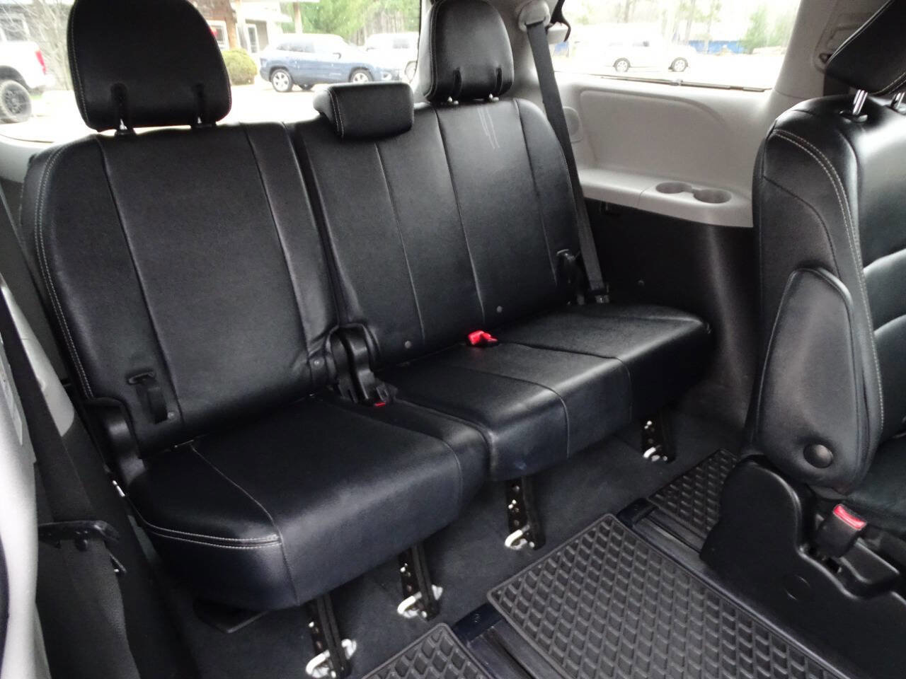 Used 2019 Toyota Sienna SE Premium AWD/4WD image 44