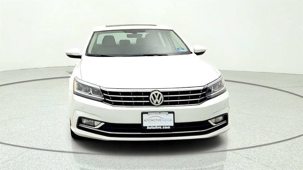 Used 2018 Volkswagen Passat 2.0T SE FWD image 2