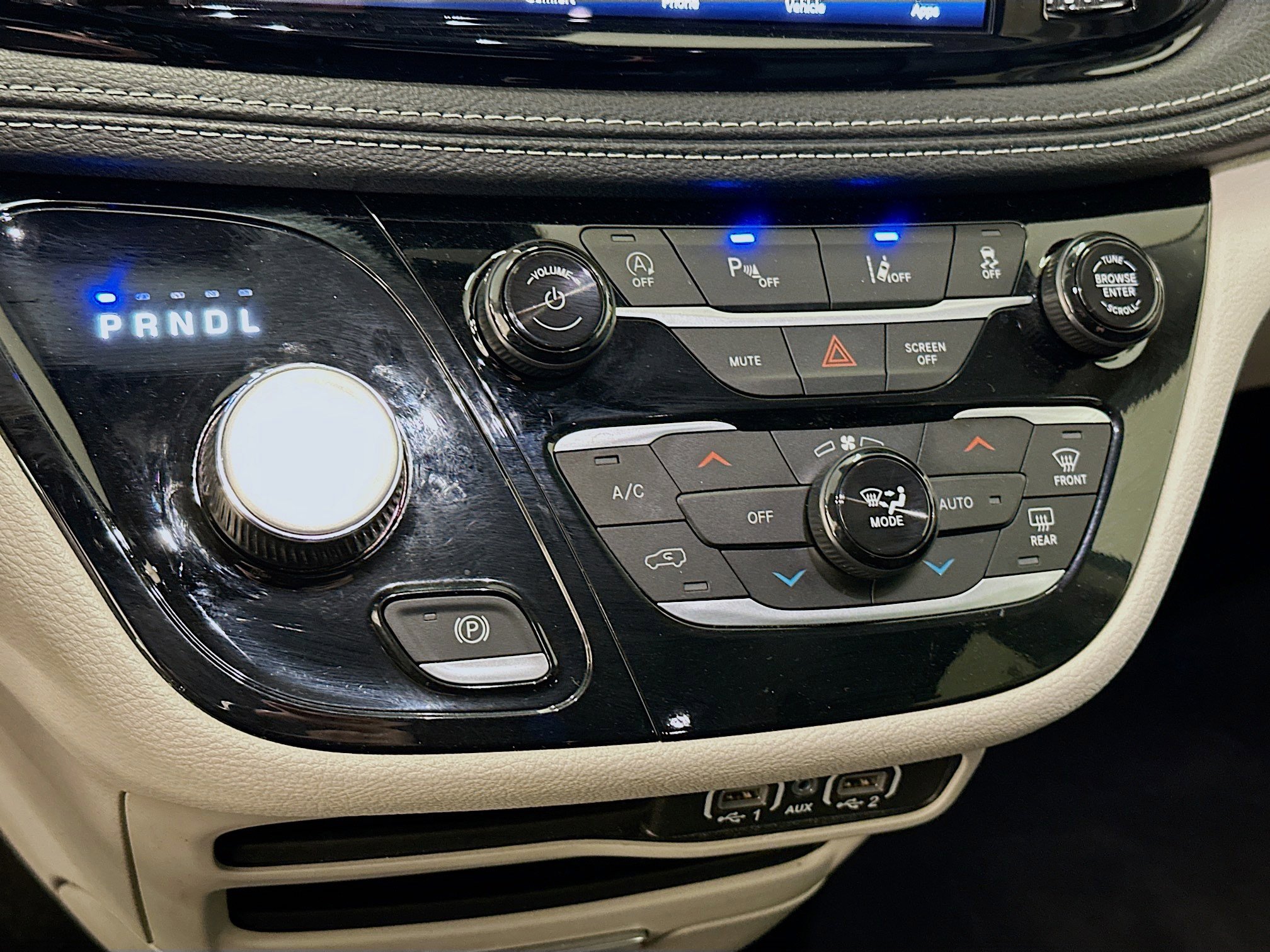 Used 2024 Chrysler Pacifica Touring-L image 23