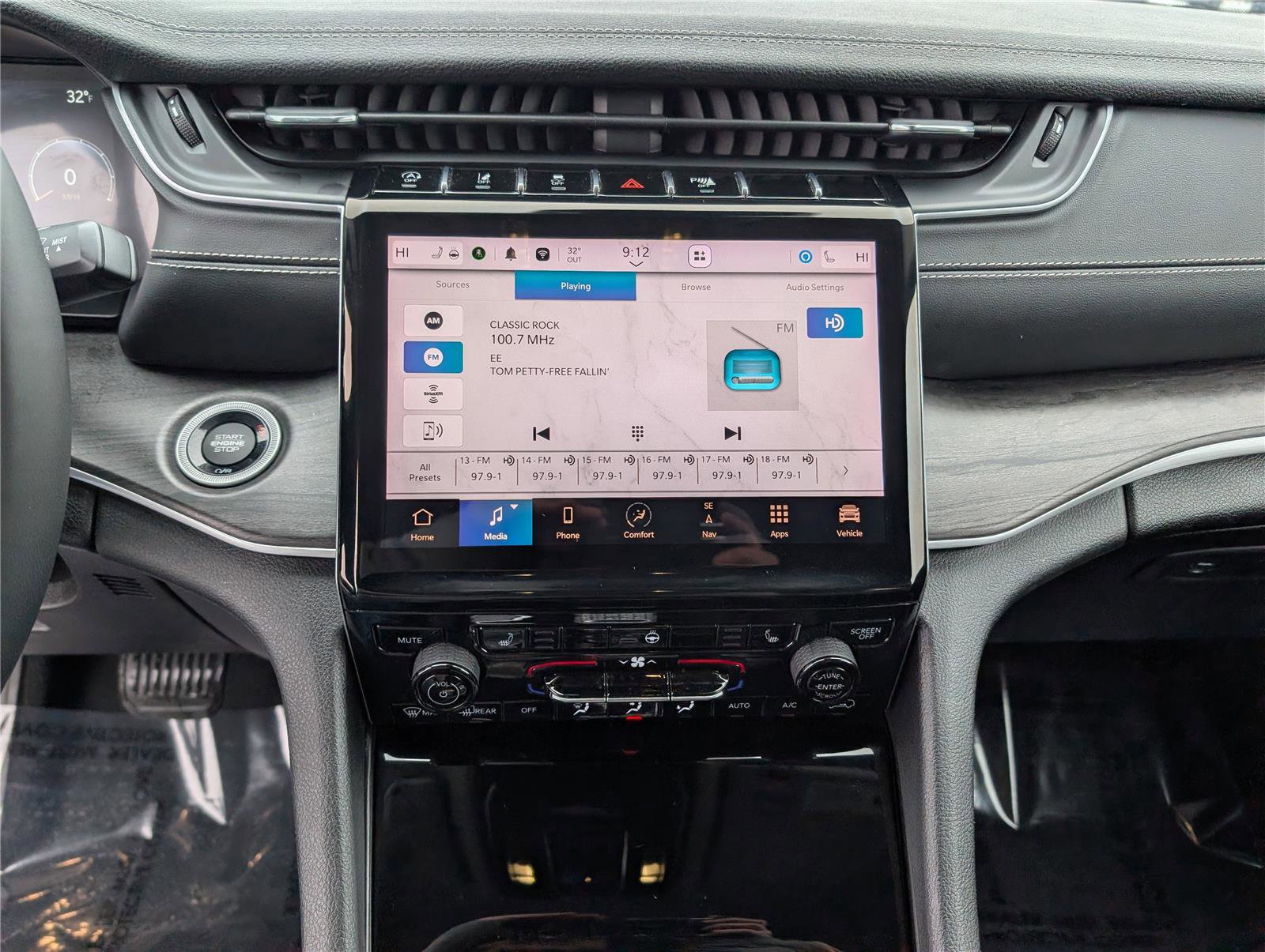 Used 2024 Jeep Grand Cherokee Limited image 17