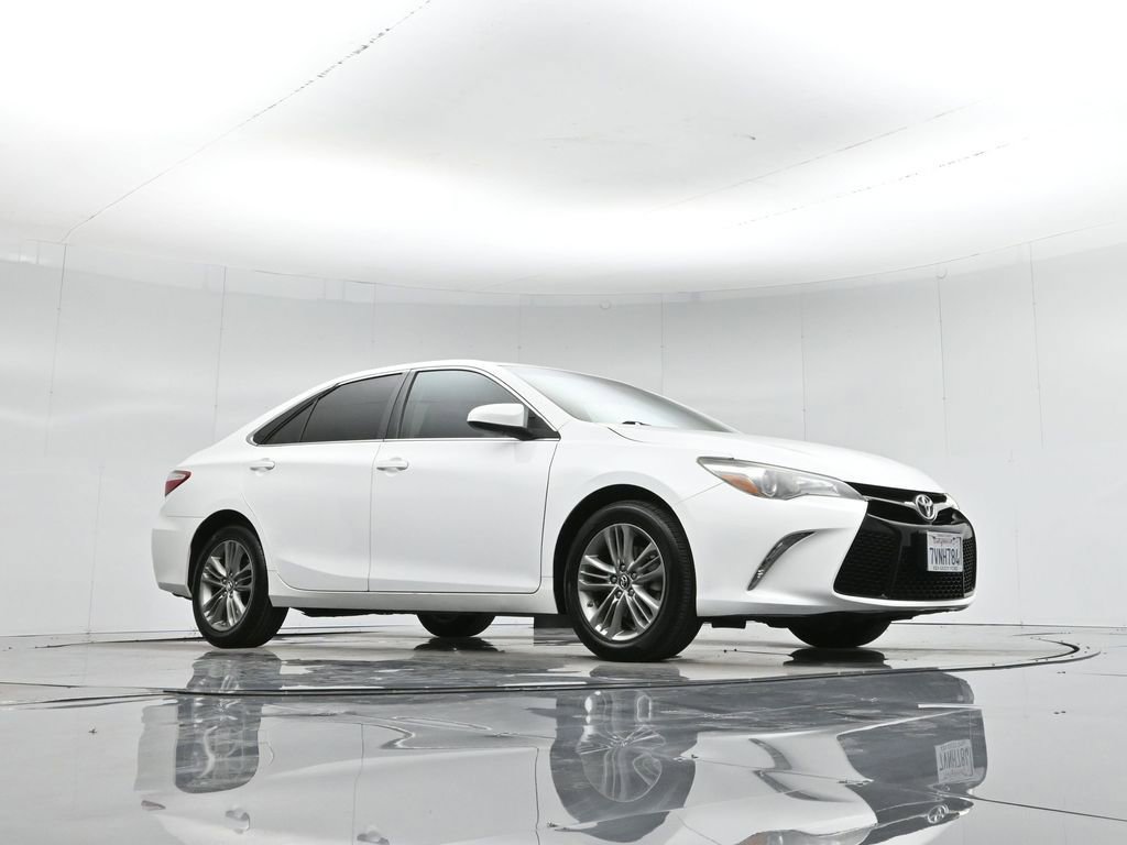 Used 2017 Toyota Camry SE image 3