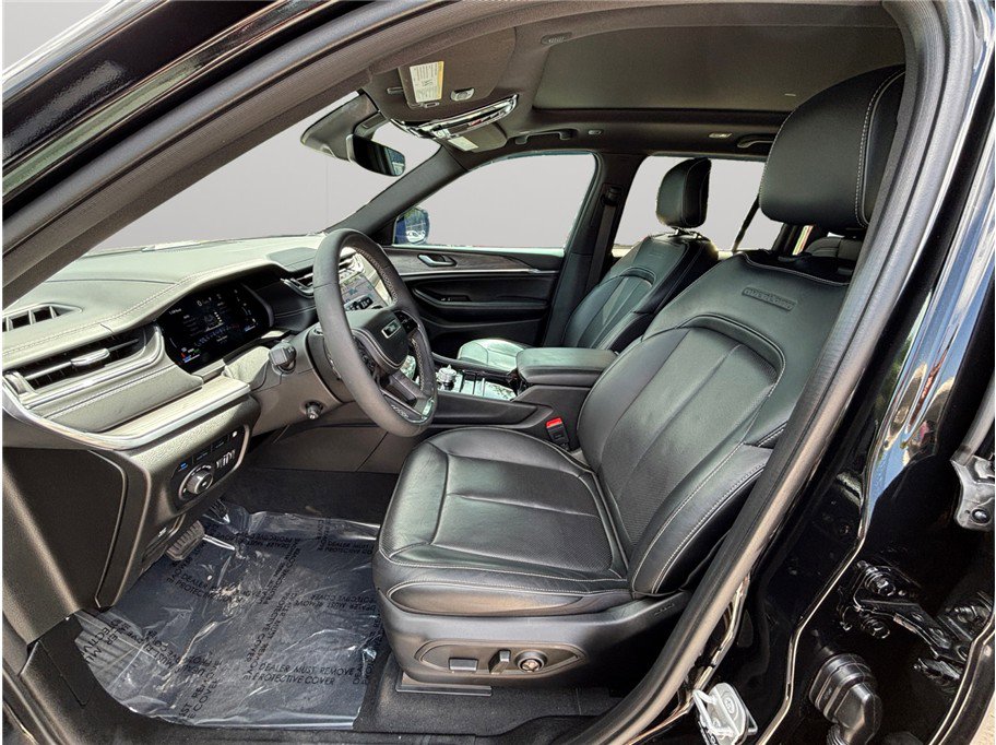 Used 2023 Jeep Grand Cherokee Overland image 2