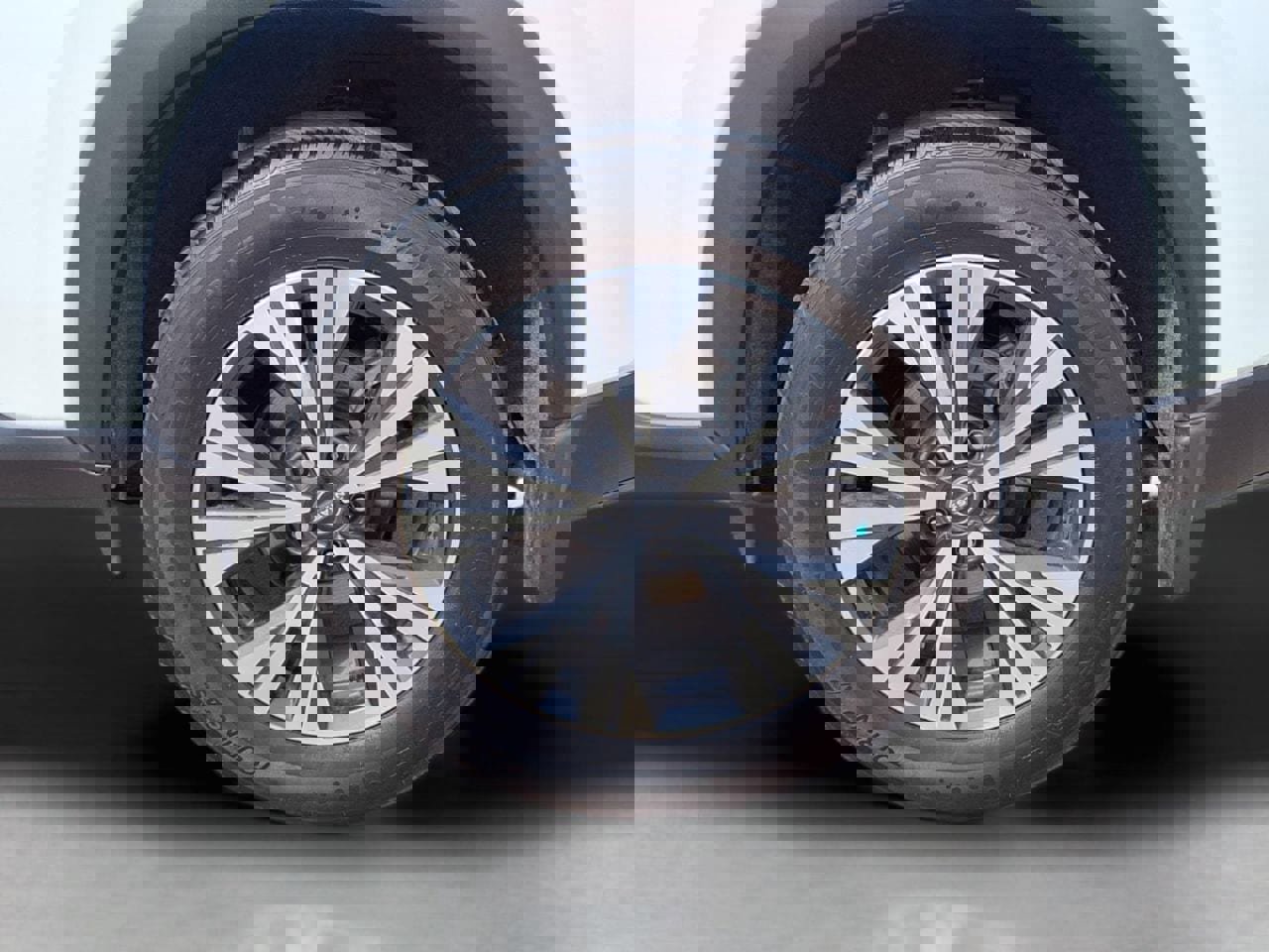 Used 2023 Nissan Rogue SV image 3