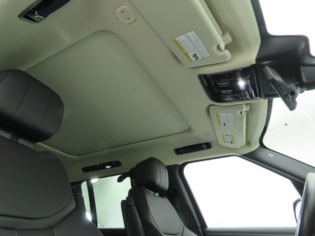 New 2025 Land Rover Range Rover Long Wheelbase SE image 18