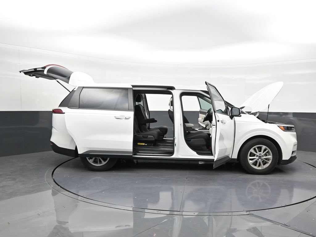 Used 2024 Kia Carnival LX FWD image 29