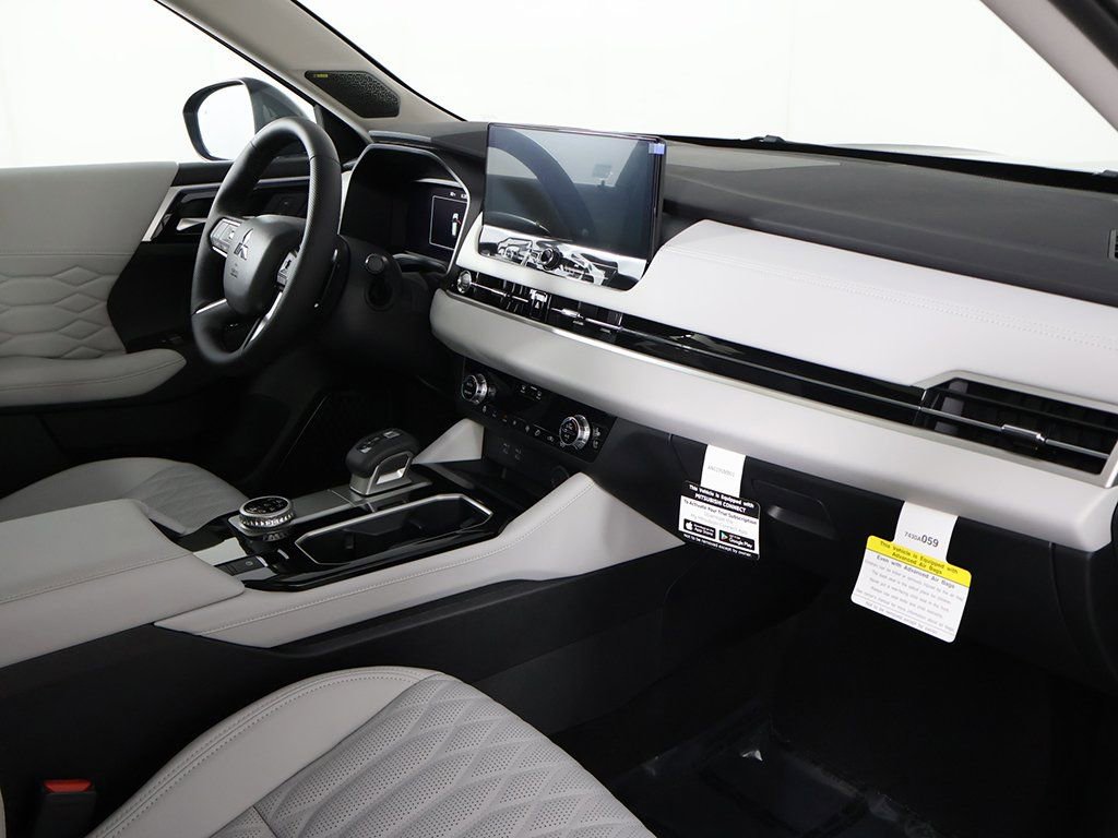 New 2025 Mitsubishi Outlander AWD image 34