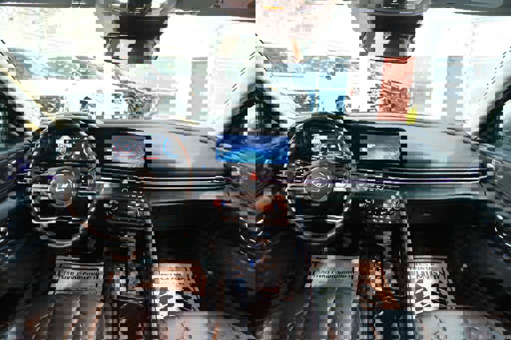 Used 2024 Hyundai Elantra Limited image 25