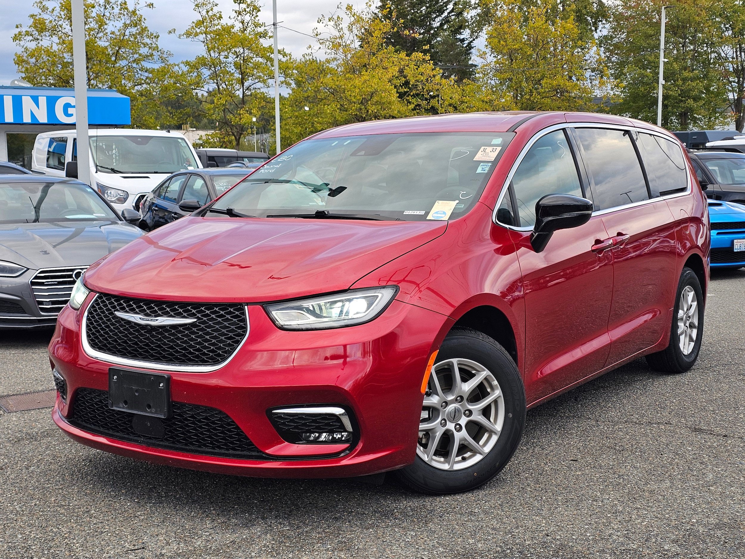 Used 2025 Chrysler Pacifica Select FWD image 1