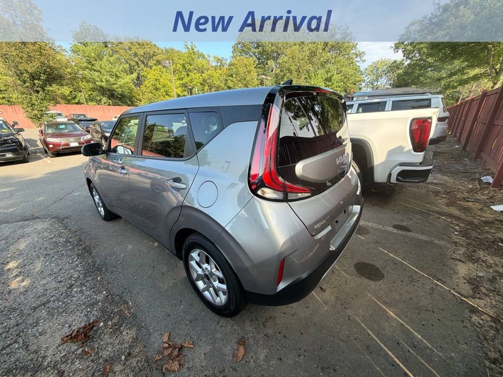 Used 2025 Kia Soul LX w/ LX Technology Package FWD image 10