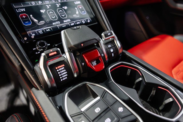 Used 2022 Lamborghini Urus AWD/4WD image 38