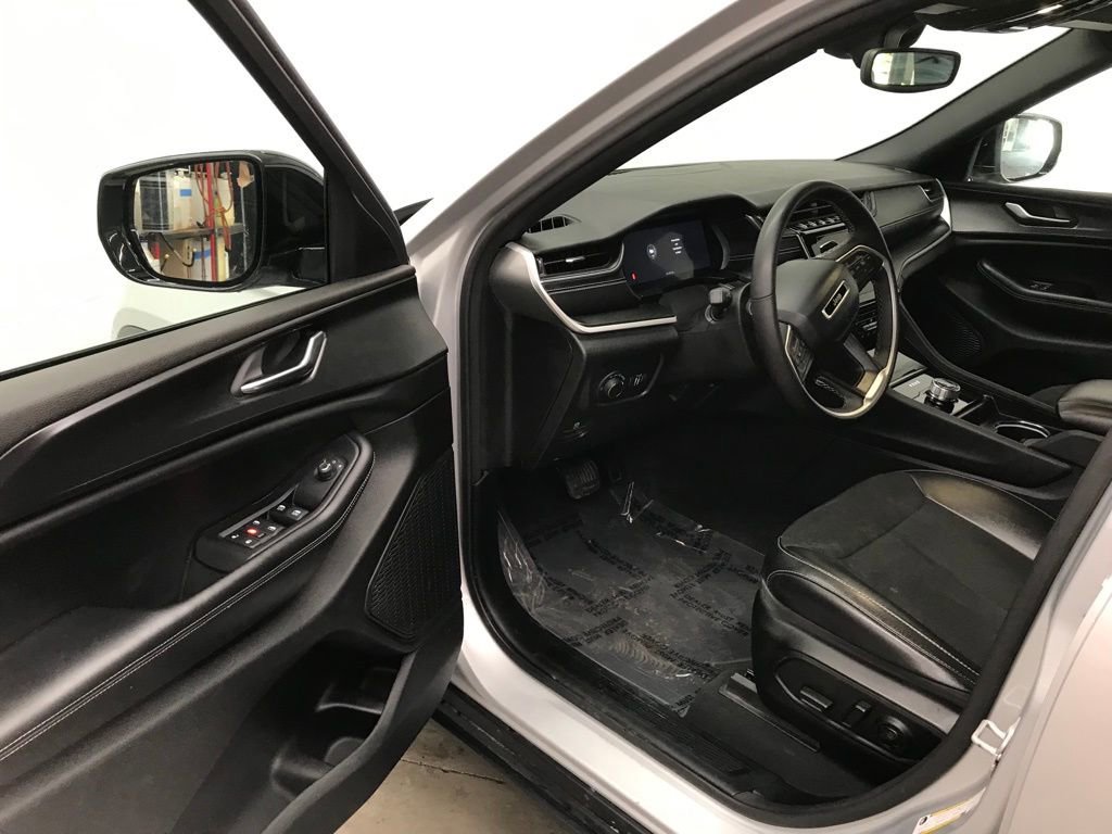 Used 2024 Jeep Grand Cherokee Altitude image 11
