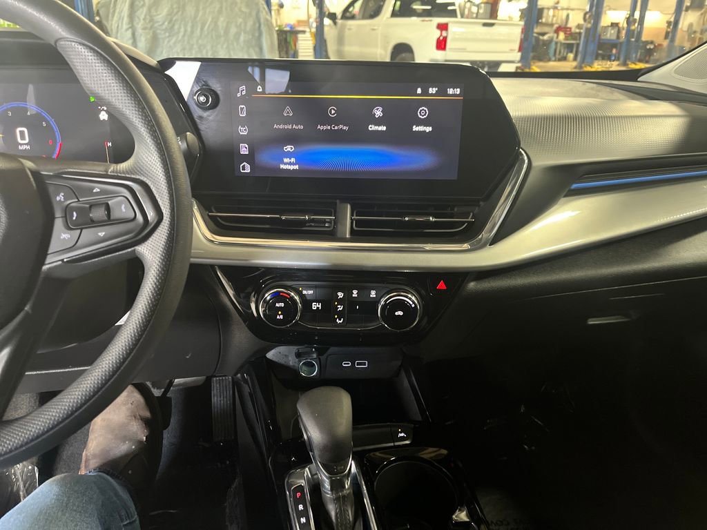 Used 2025 Chevrolet Trax LT FWD image 33