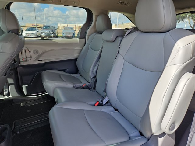 Used 2021 Toyota Sienna XLE FWD image 19