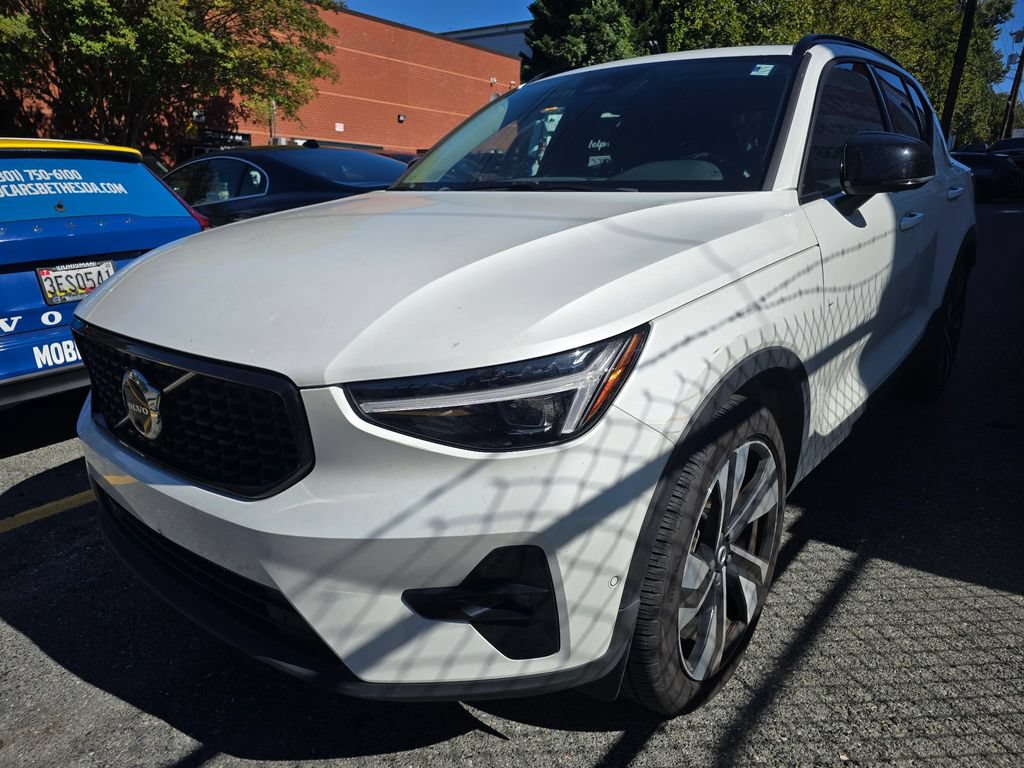 Certified 2025 Volvo XC40 B5 Ultra AWD/4WD image 1