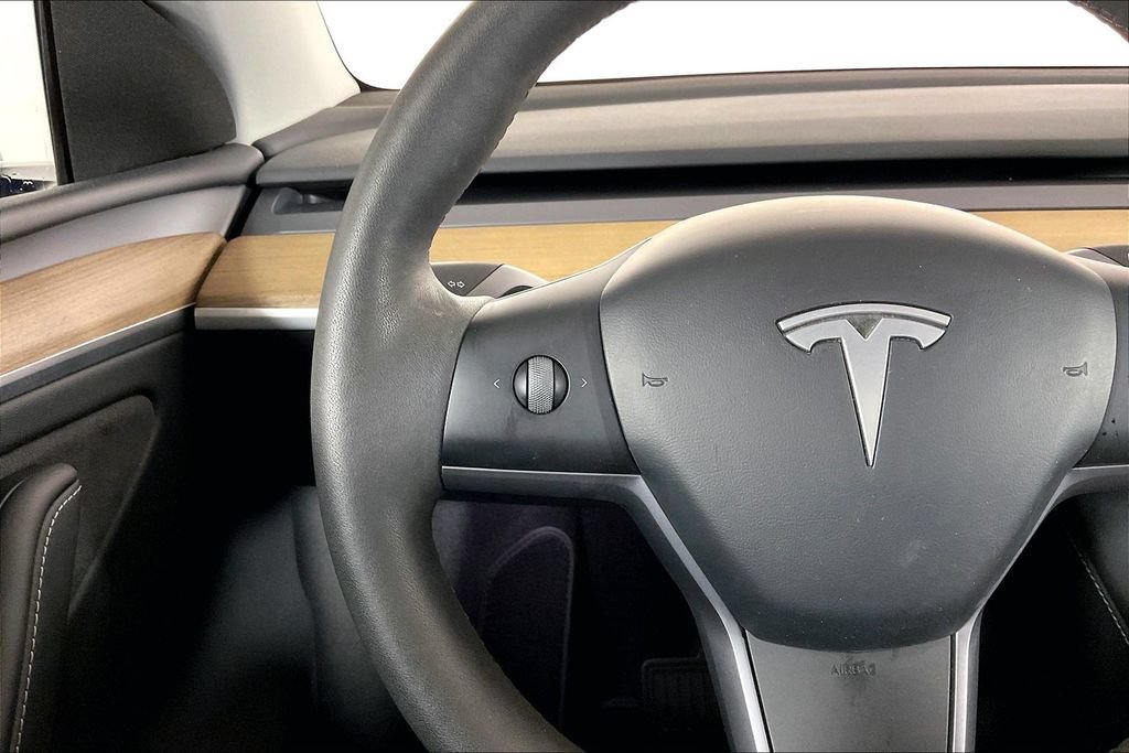 Used 2024 Tesla Model Y 2WD image 17