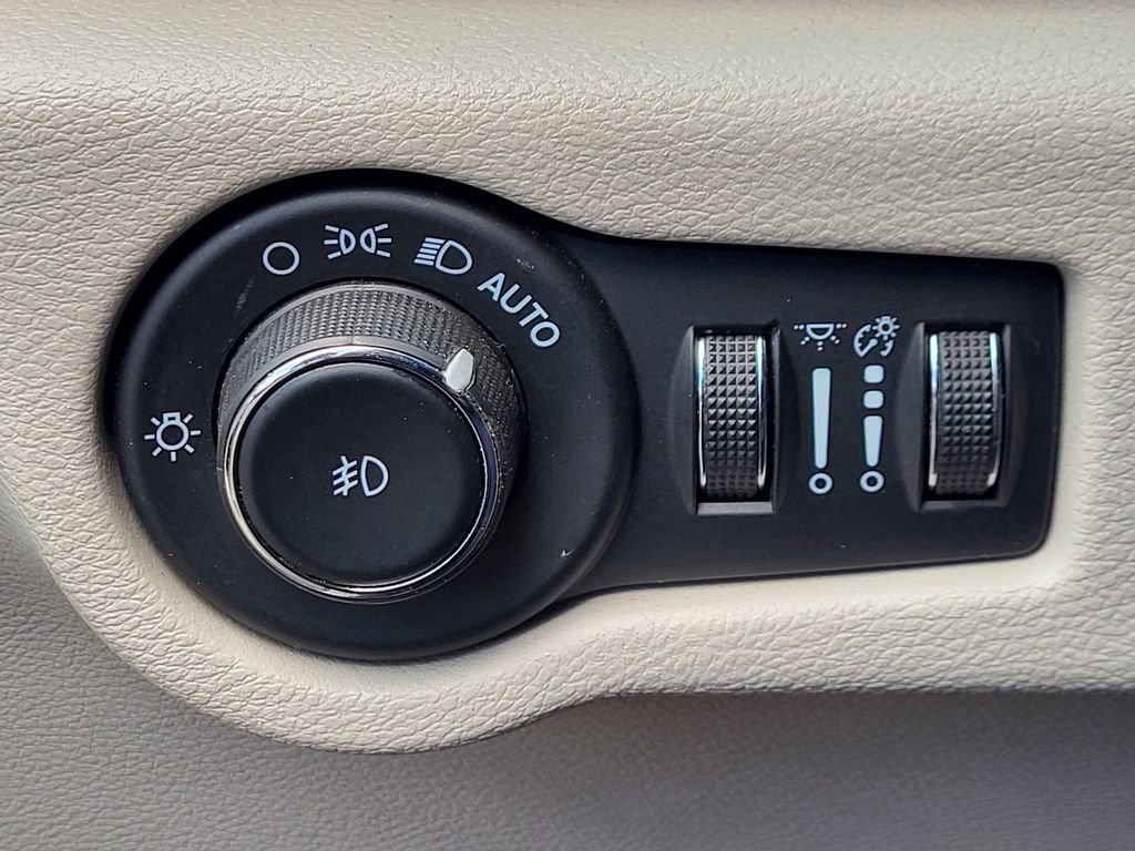 Used 2023 Chrysler Pacifica Touring-L FWD image 13