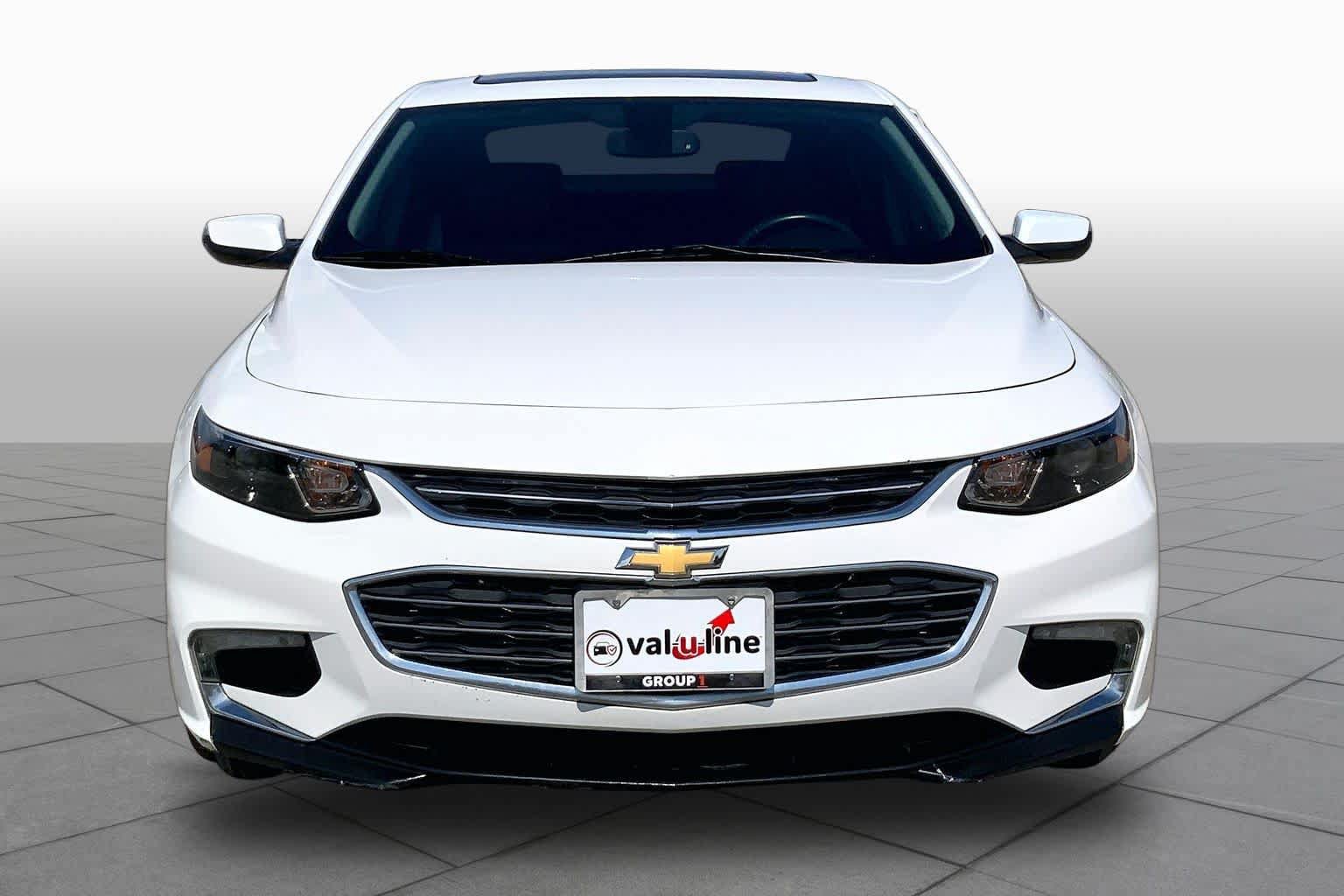 Used 2017 Chevrolet Malibu LT w/ Leather Package FWD image 4