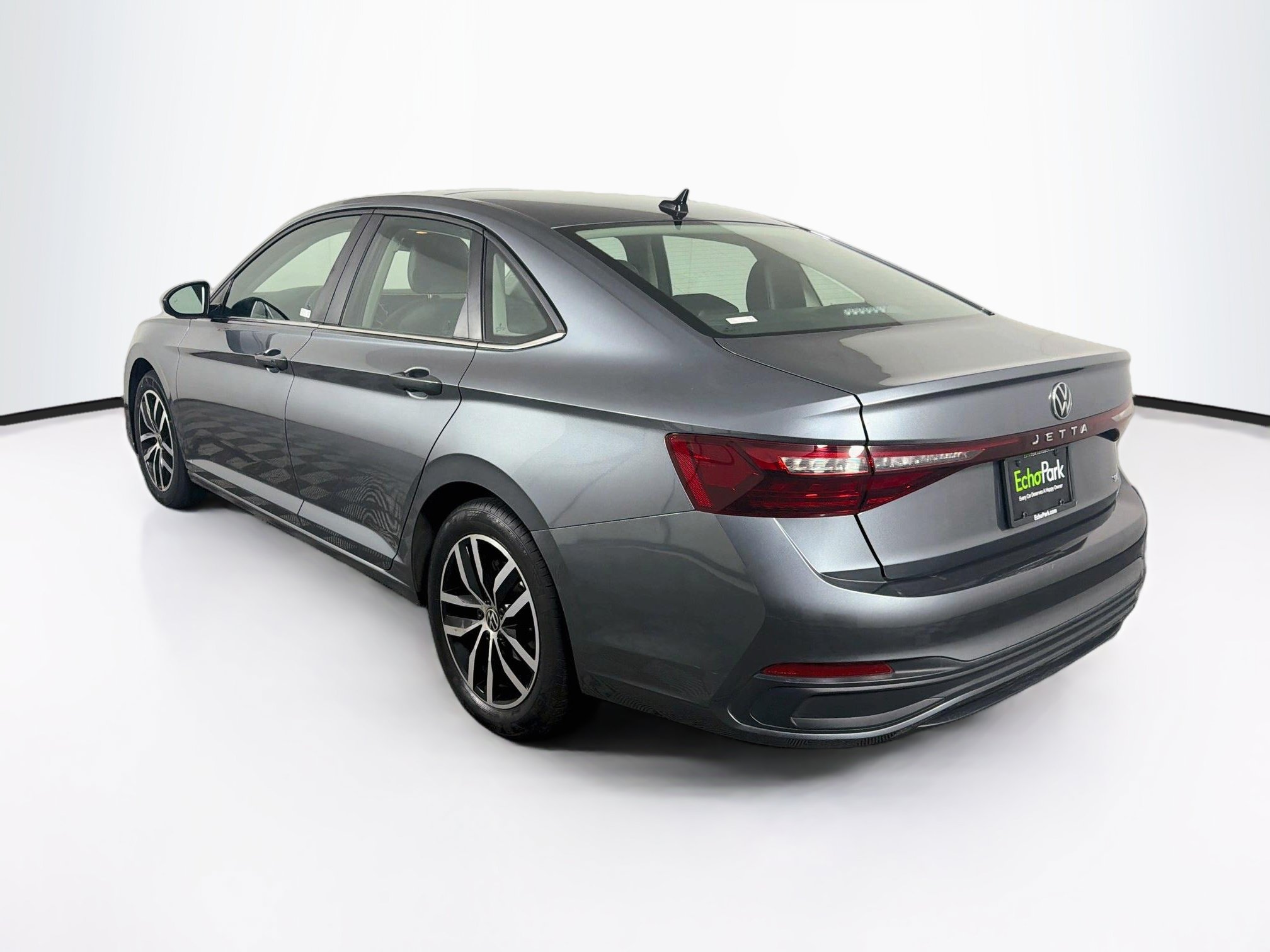Used 2025 Volkswagen Jetta SE FWD image 5