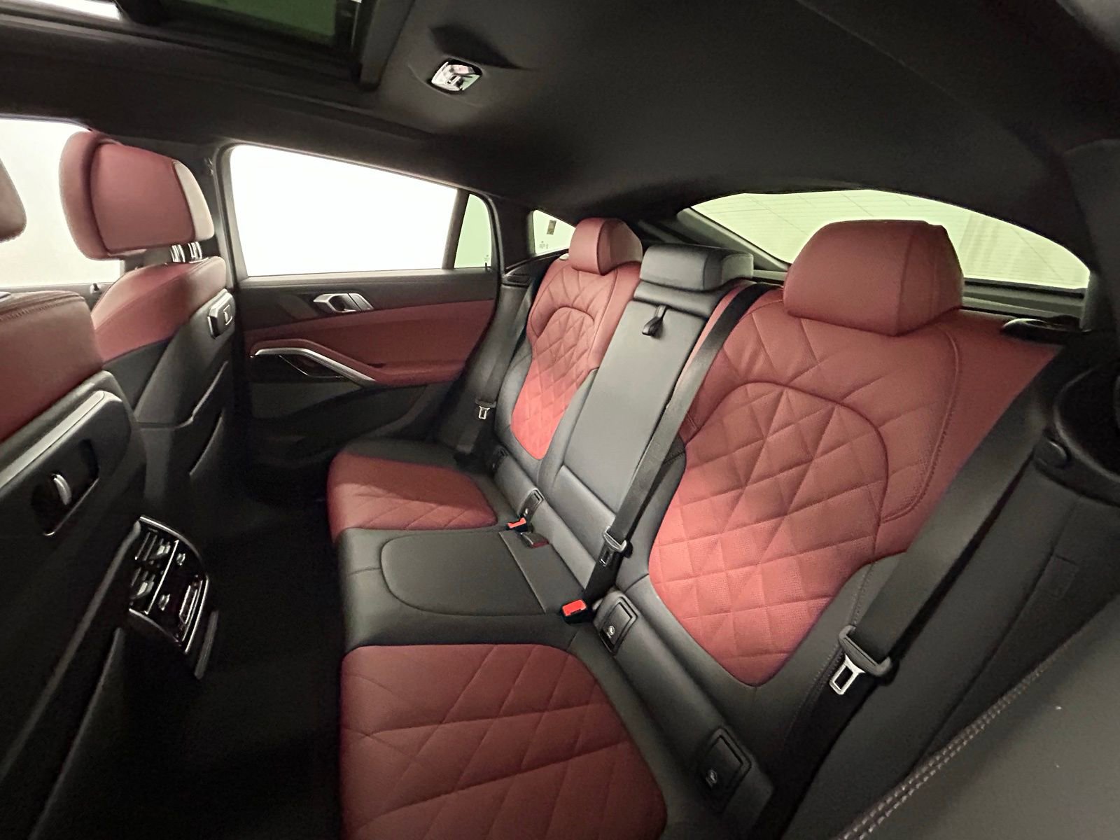 Used 2025 BMW X6 xDrive40i w/ Climate Comfort Package image 34