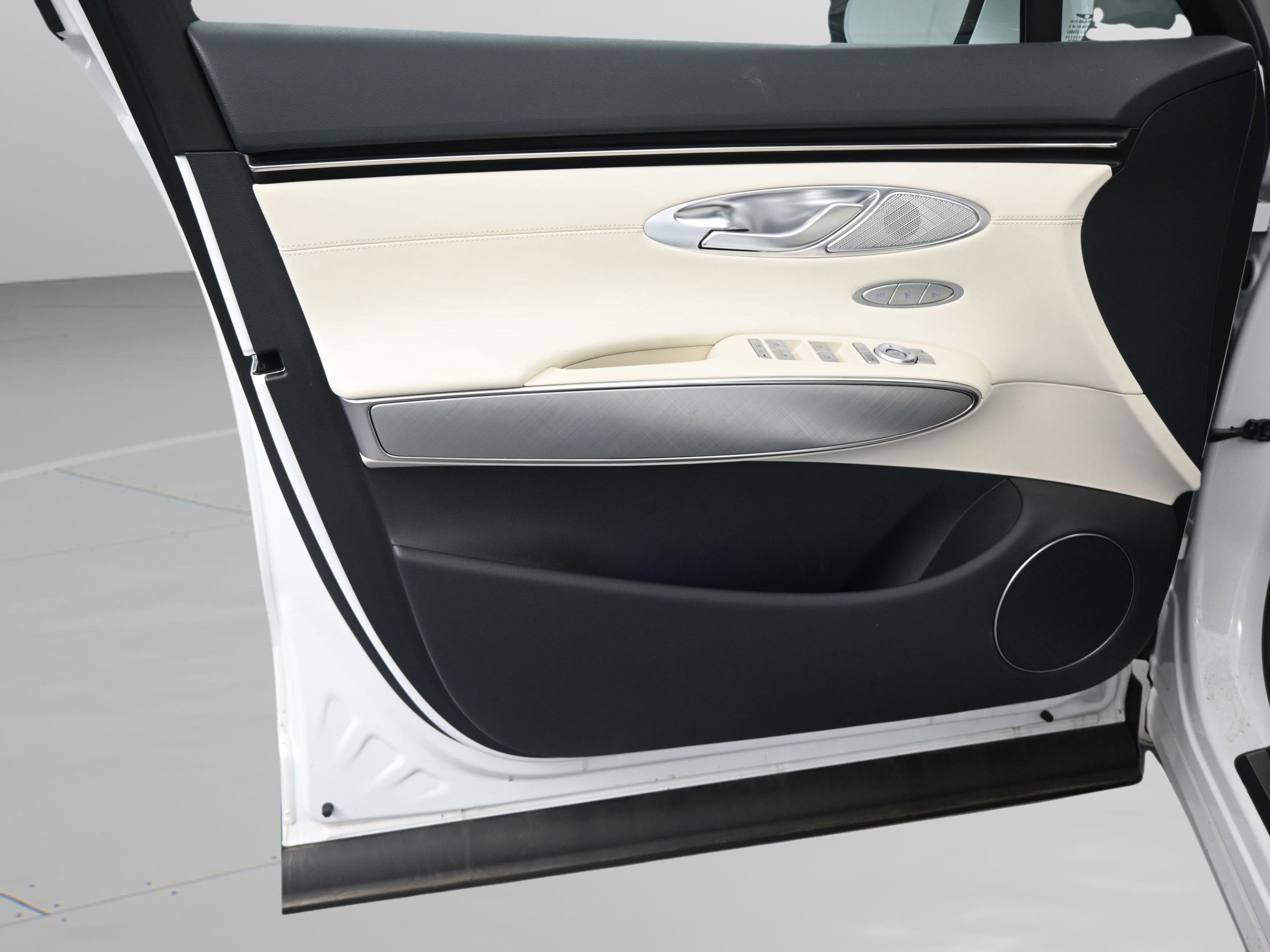 Used 2025 Genesis Electrified GV70 Advanced image 32