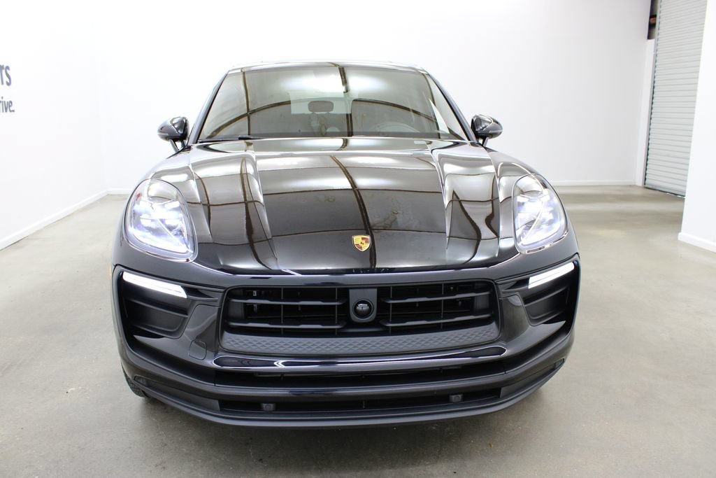 Certified 2025 Porsche Macan AWD/4WD image 9