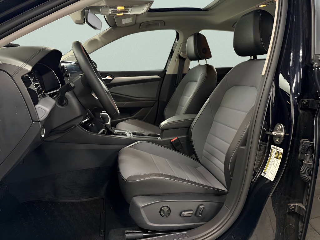 Certified 2025 Volkswagen Jetta SE image 16