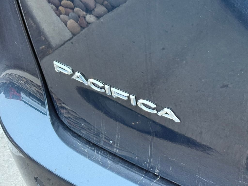 Used 2023 Chrysler Pacifica Touring-L image 8