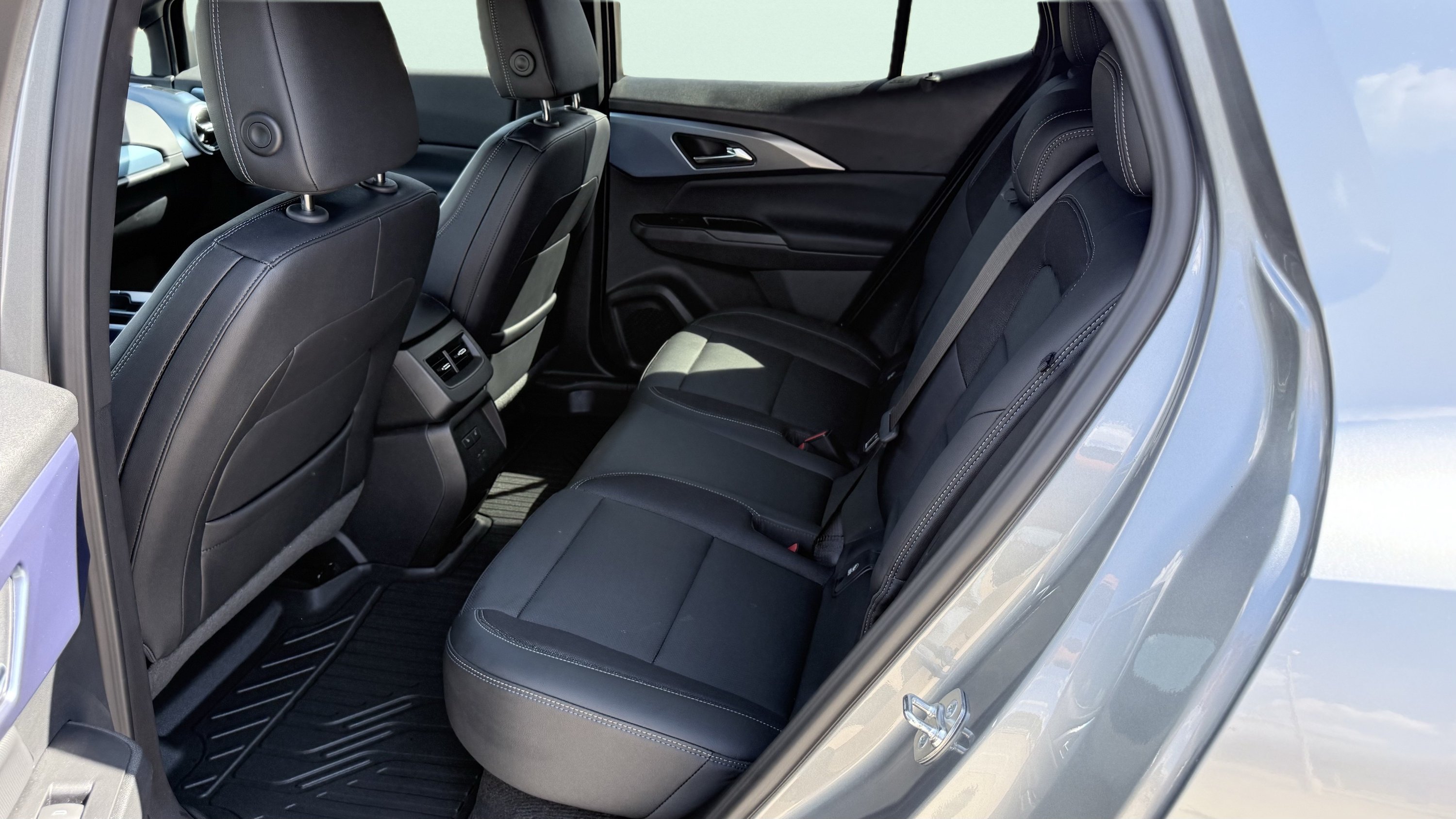 Used 2024 Chevrolet Equinox EV LT FWD image 3