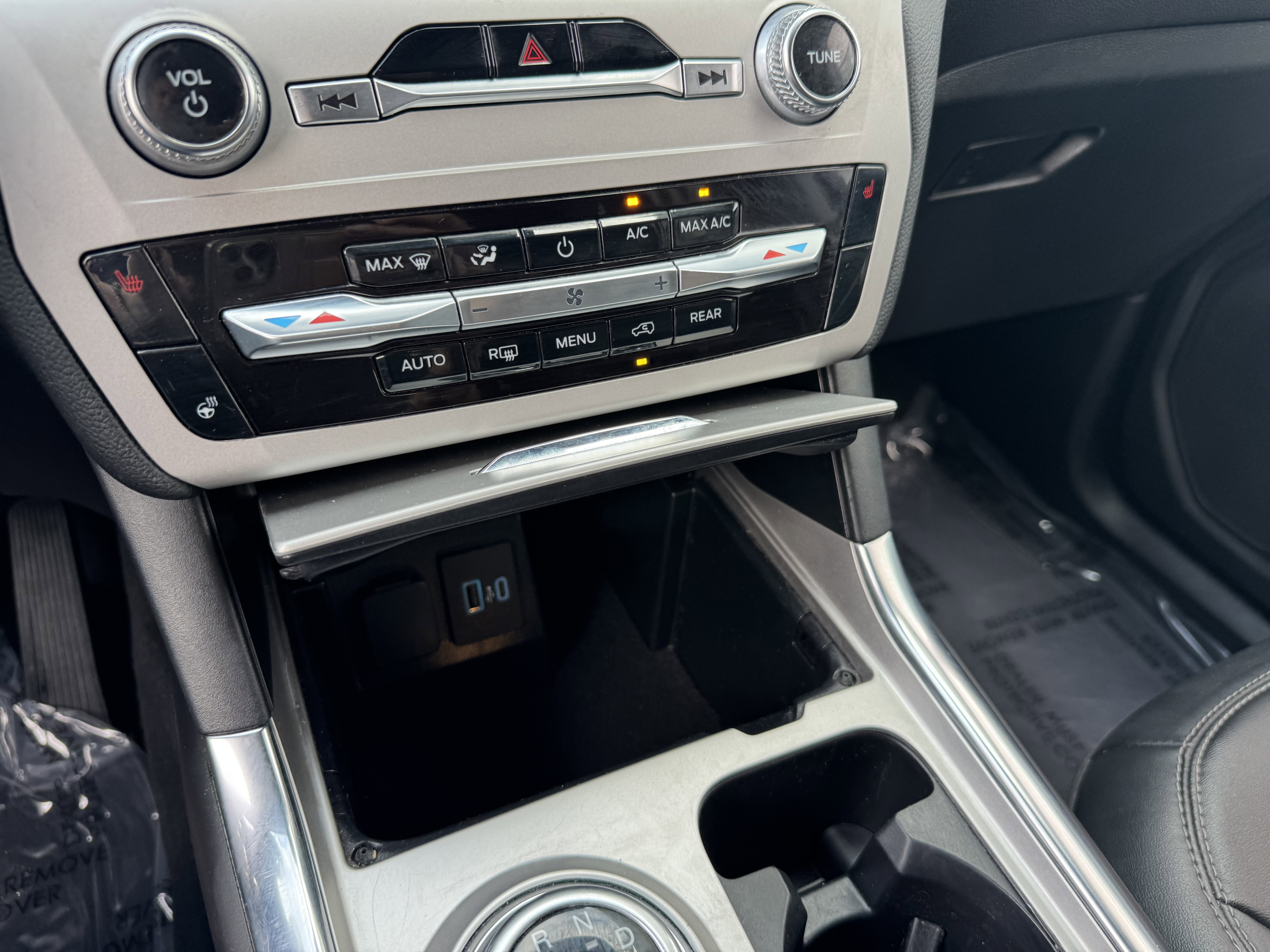 Used 2024 Ford Explorer XLT w/ Equipment Group 202A image 14