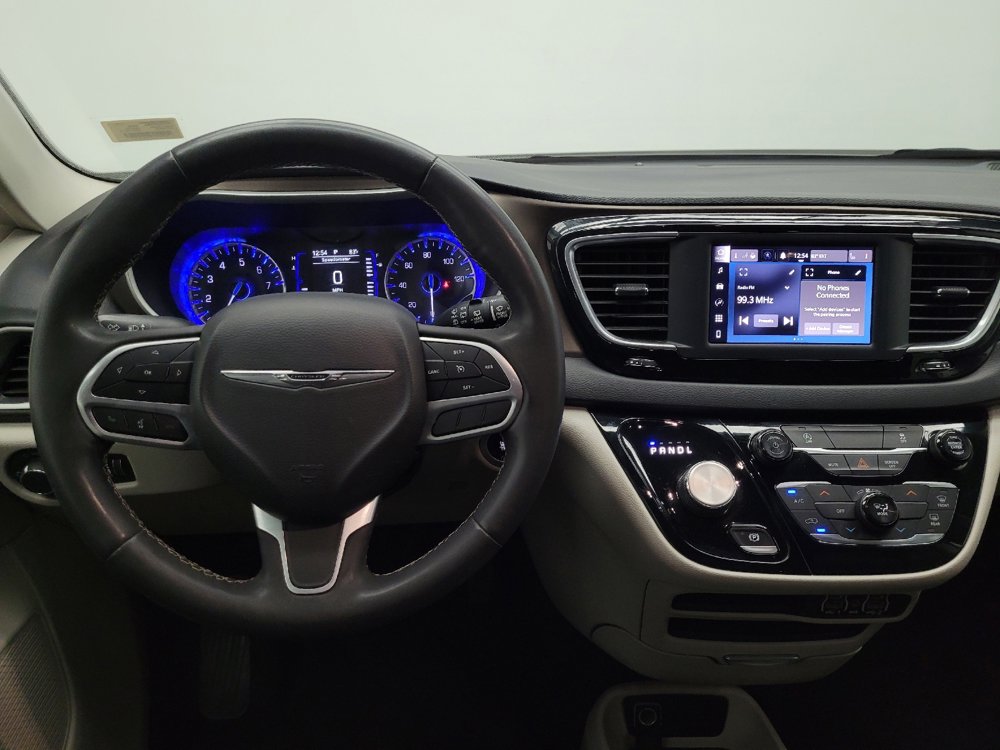 Used 2022 Chrysler Voyager LX image 22