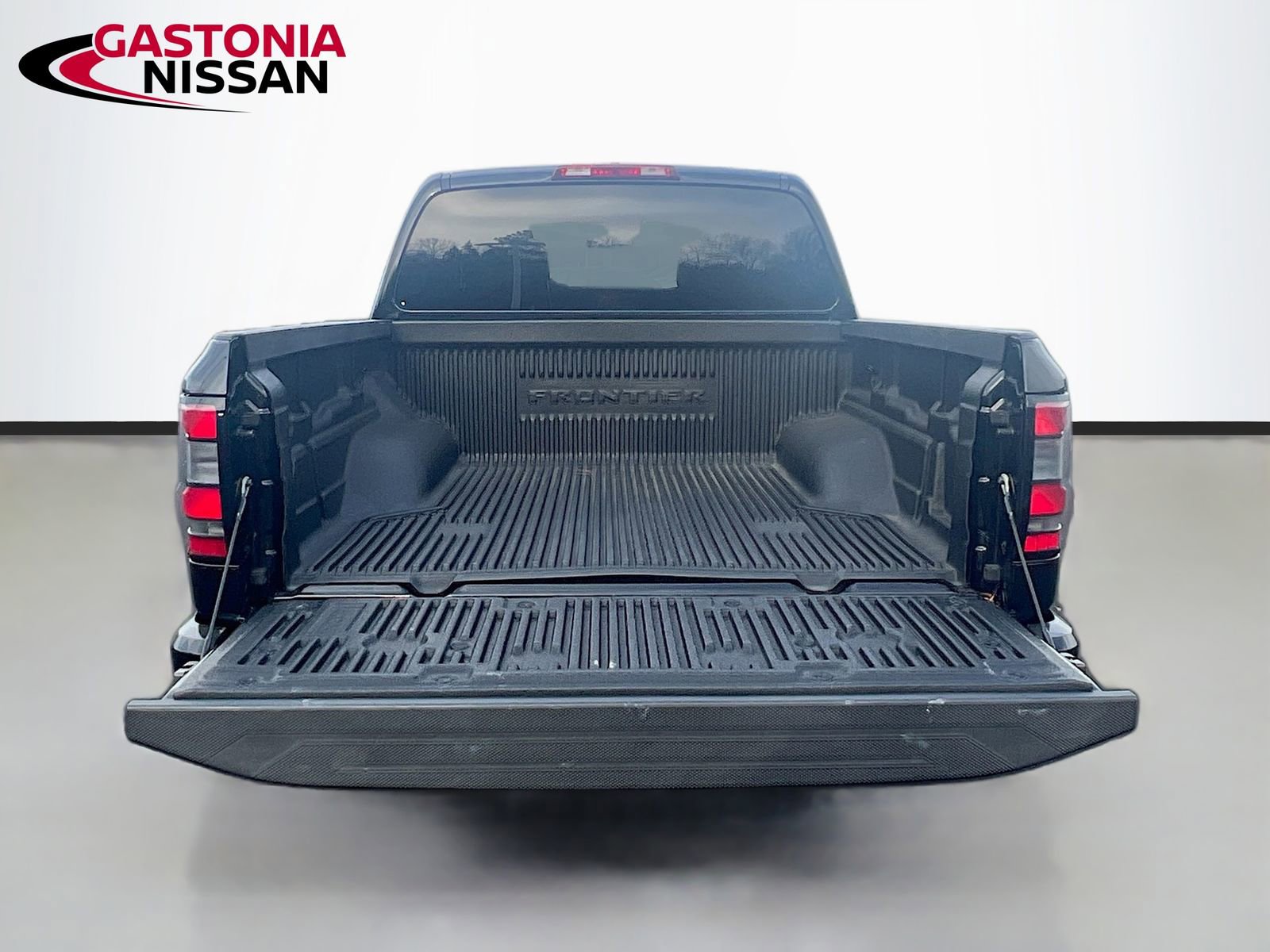 Used 2023 Nissan Frontier SV image 32