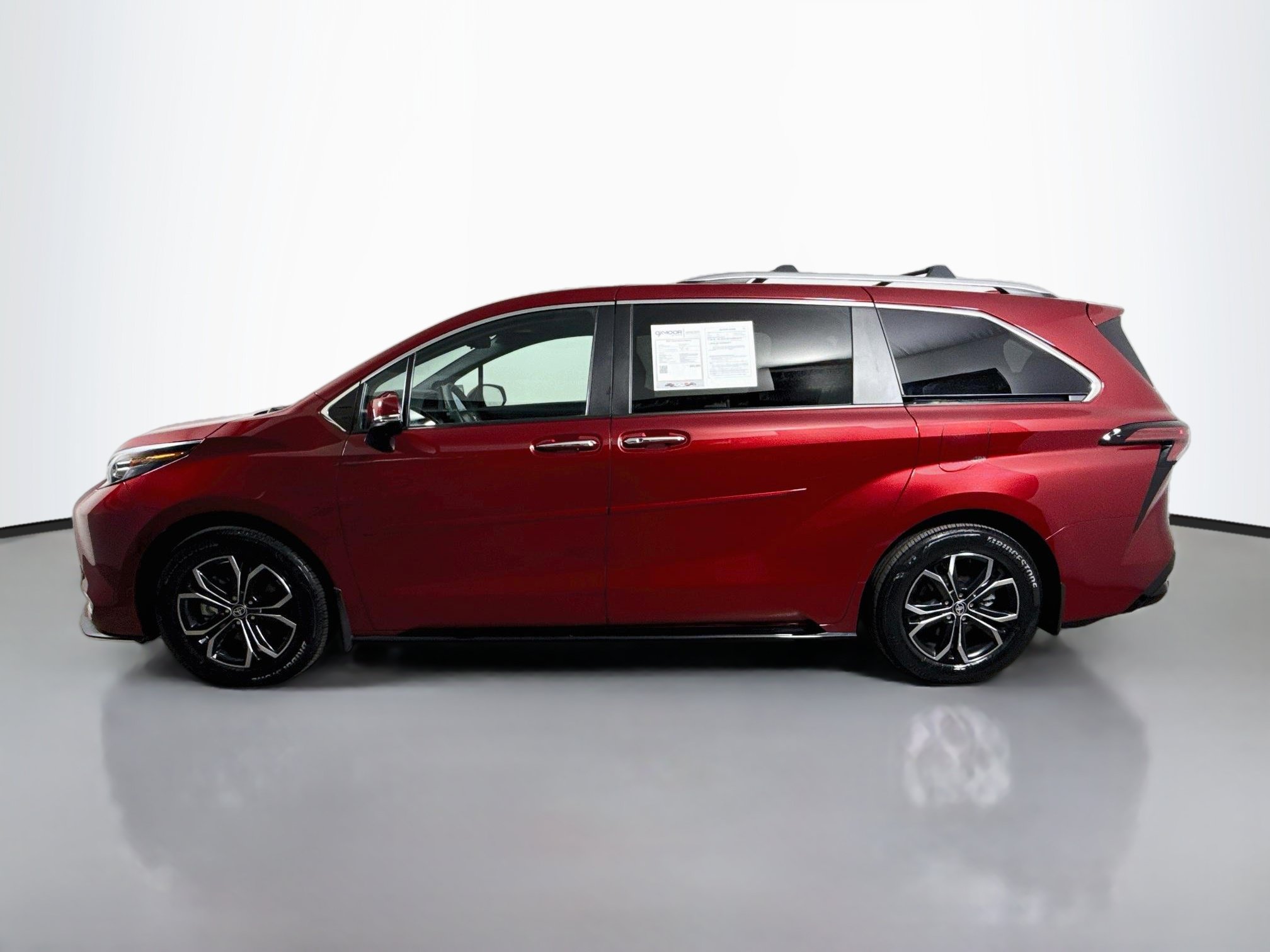 Used 2025 Toyota Sienna Platinum AWD/4WD image 4