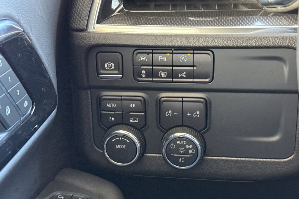 Used 2025 Chevrolet Suburban RST image 41