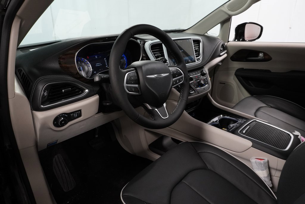 New 2023 Chrysler Pacifica Limited w/ Uconnect Theater Family Group image 16