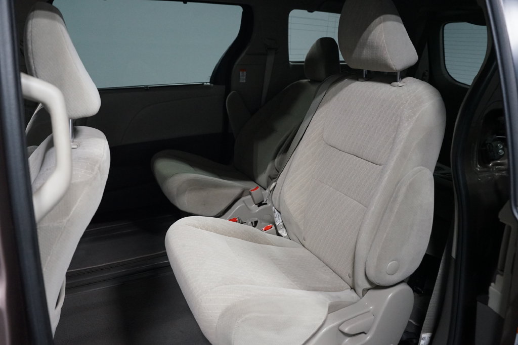 Certified 2020 Toyota Sienna LE FWD image 24