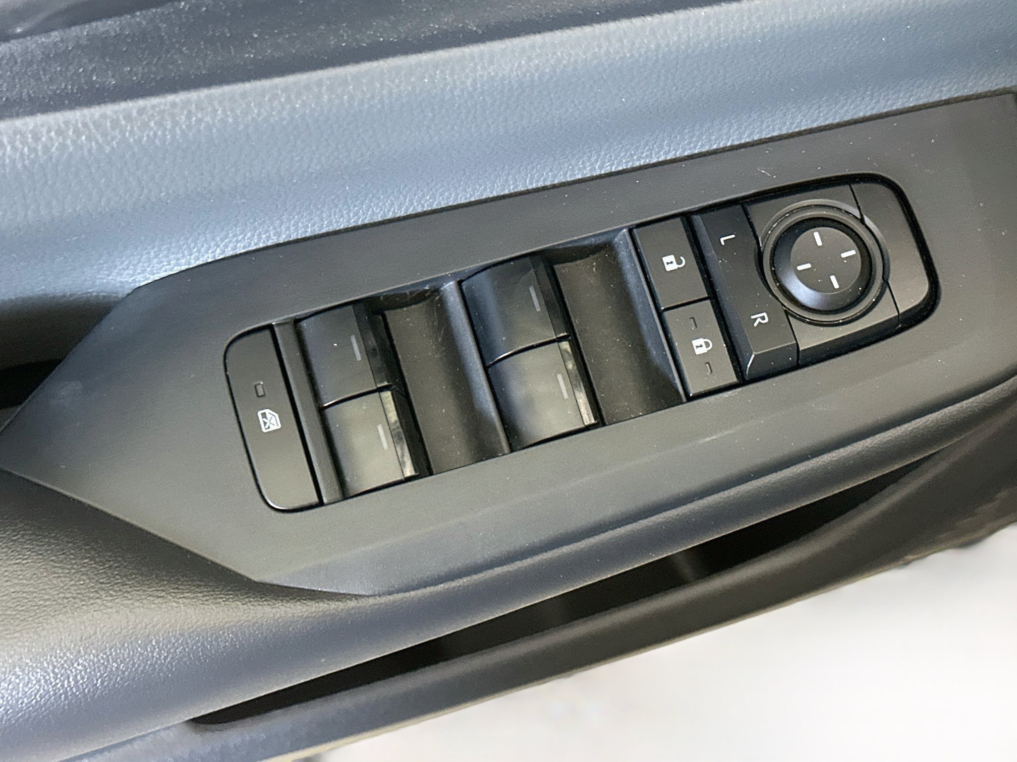 Used 2025 Toyota Prius LE FWD image 15