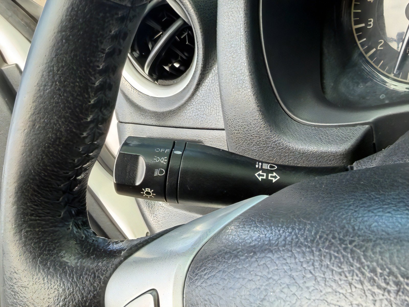Used 2015 Nissan Versa Note SV FWD image 25
