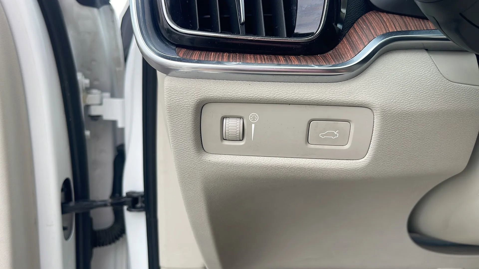 Used 2022 Volvo S60 B5 Momentum w/ Premium Package image 20