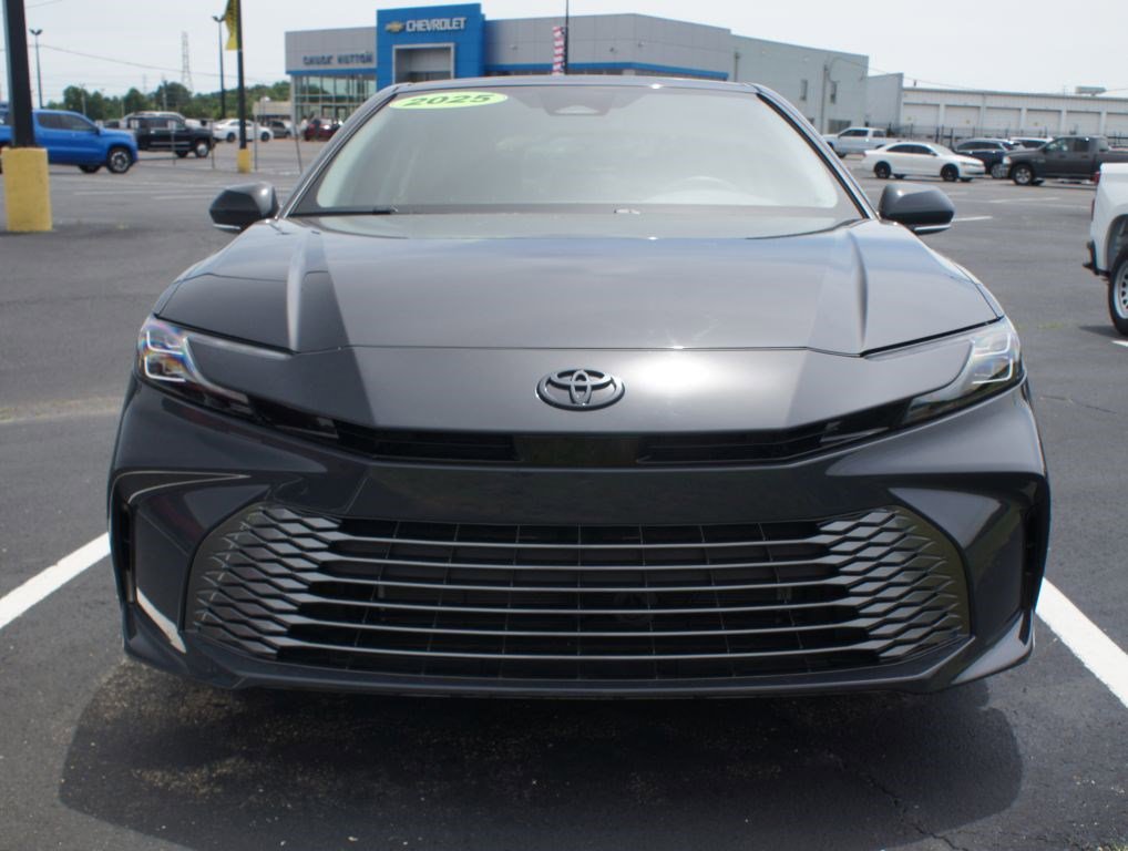 Used 2025 Toyota Camry XLE AWD/4WD image 2