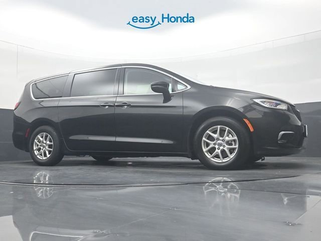 Used 2023 Chrysler Pacifica Touring-L FWD image 27