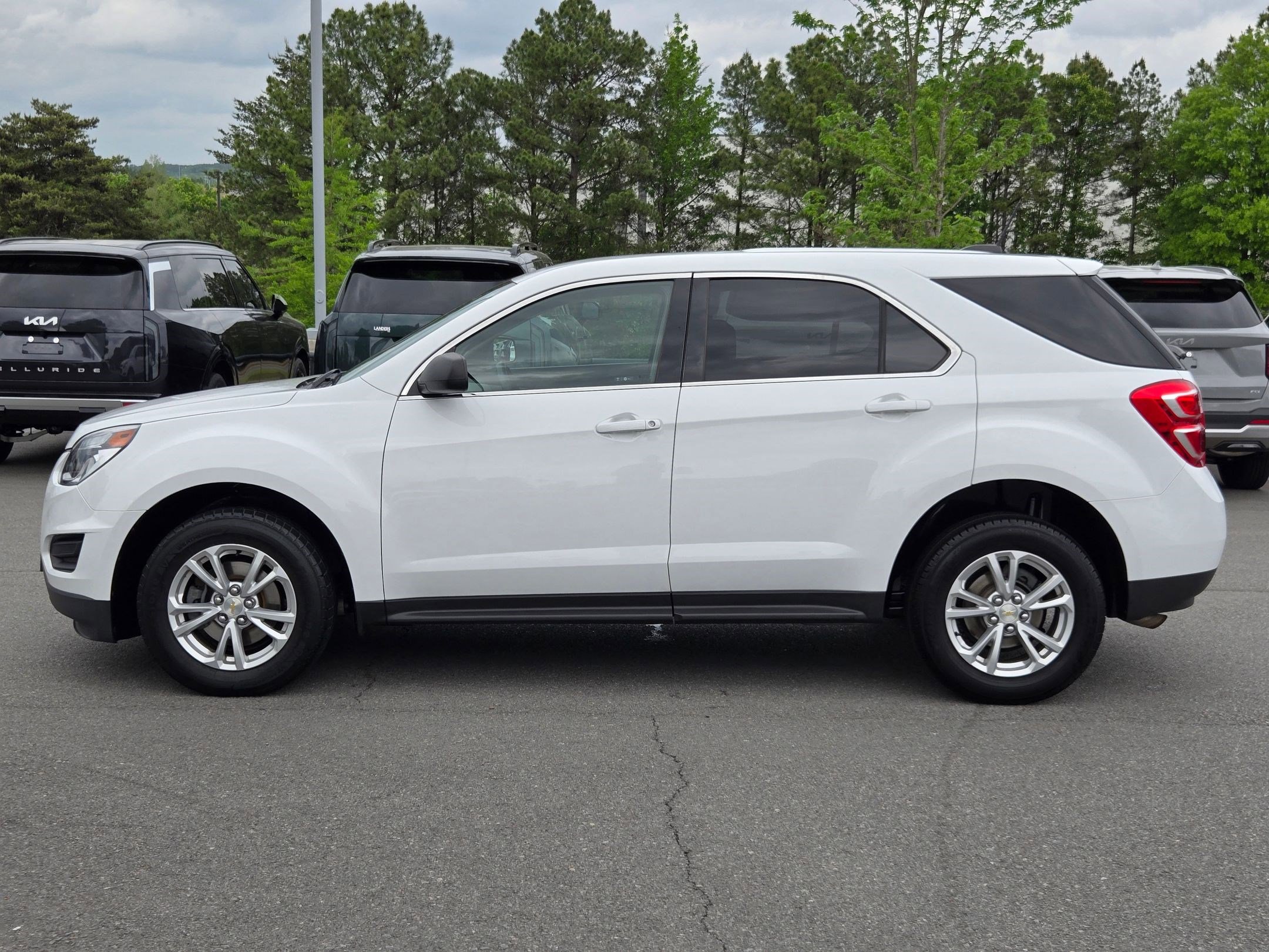 Used 2017 Chevrolet Equinox LS image 4