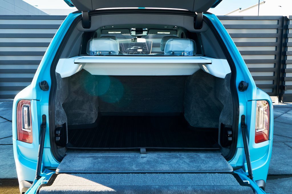 Used 2022 Rolls-Royce Cullinan Black Badge w/ Dark Exterior Package image 12