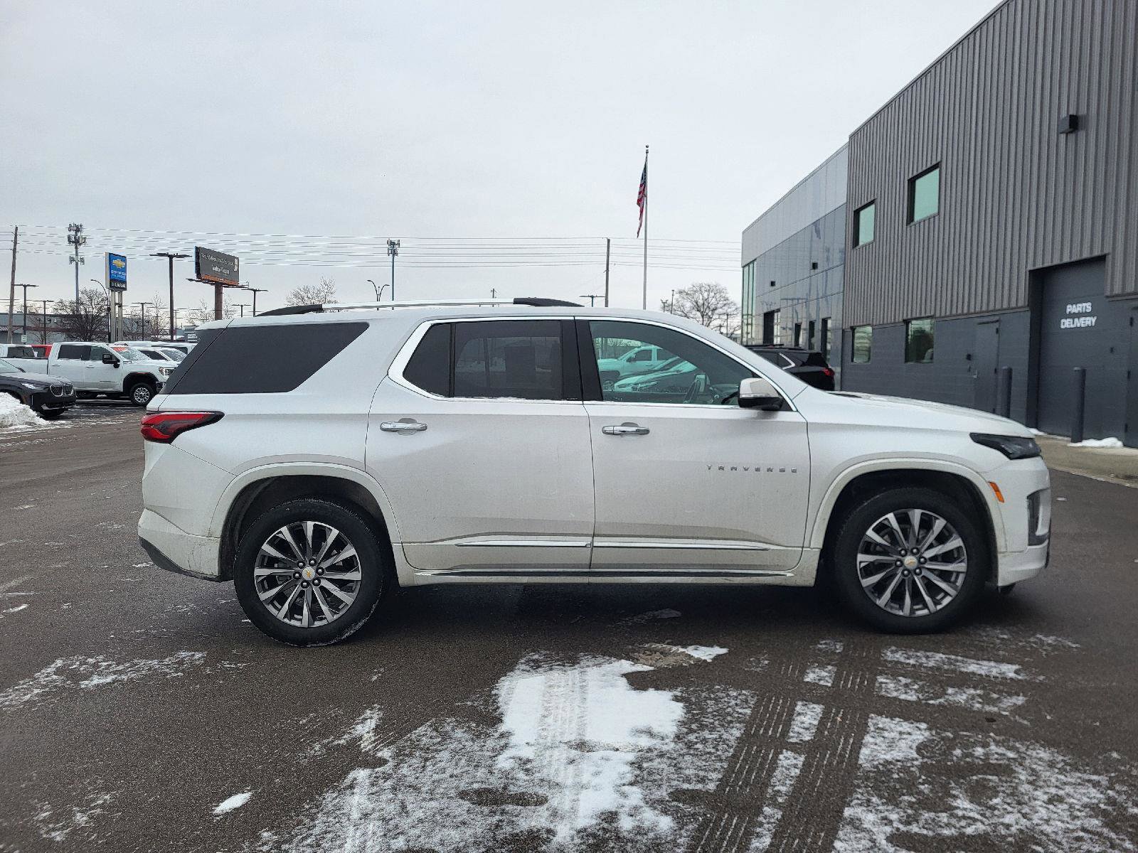Used 2023 Chevrolet Traverse Premier image 2