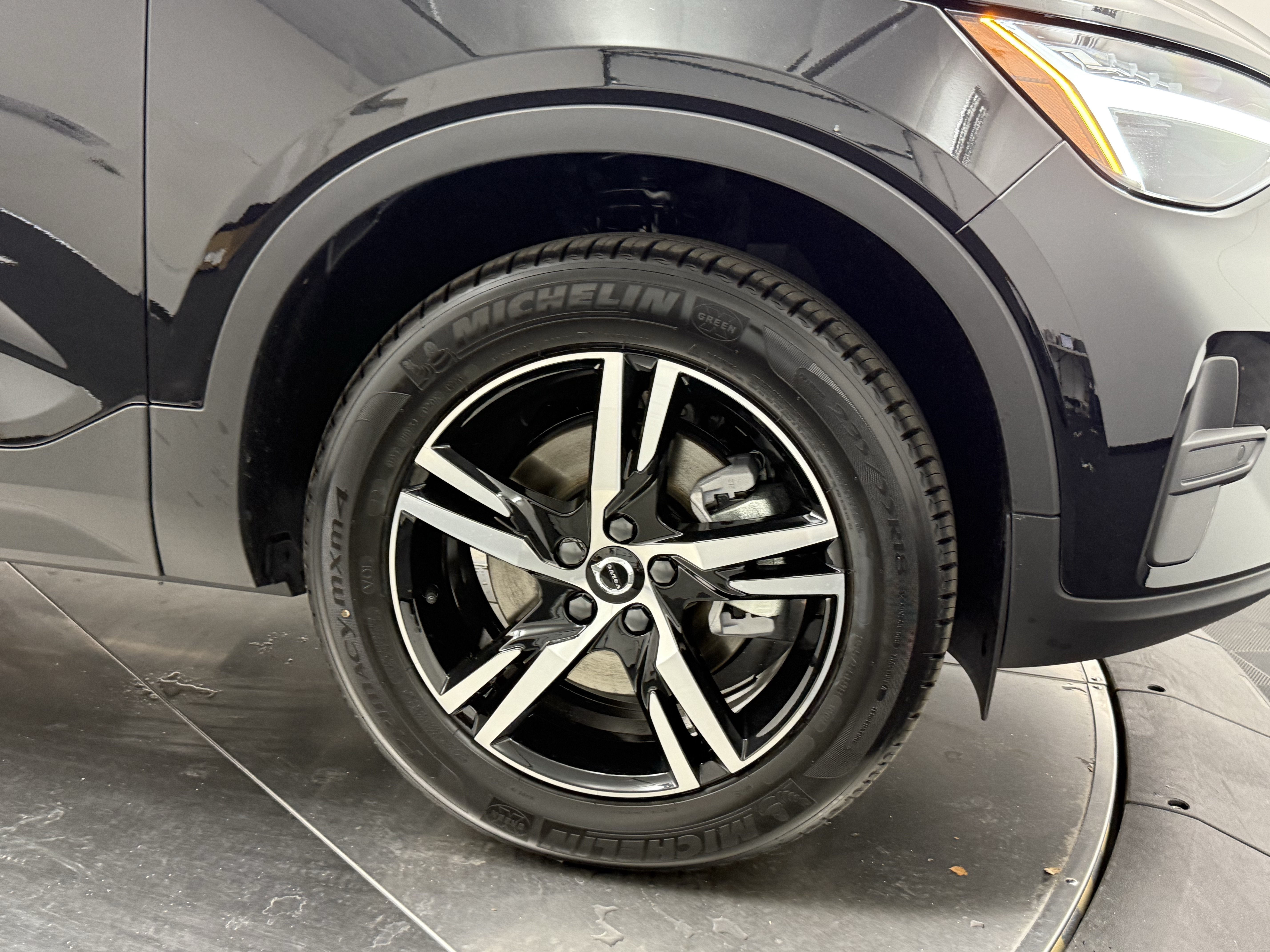 New 2026 Volvo XC40 B4 Core w/ Protection Package Premier FWD image 9