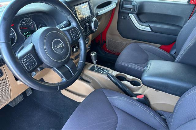 Used 2014 Jeep Wrangler Unlimited Rubicon w/ Connectivity Group AWD/4WD image 9