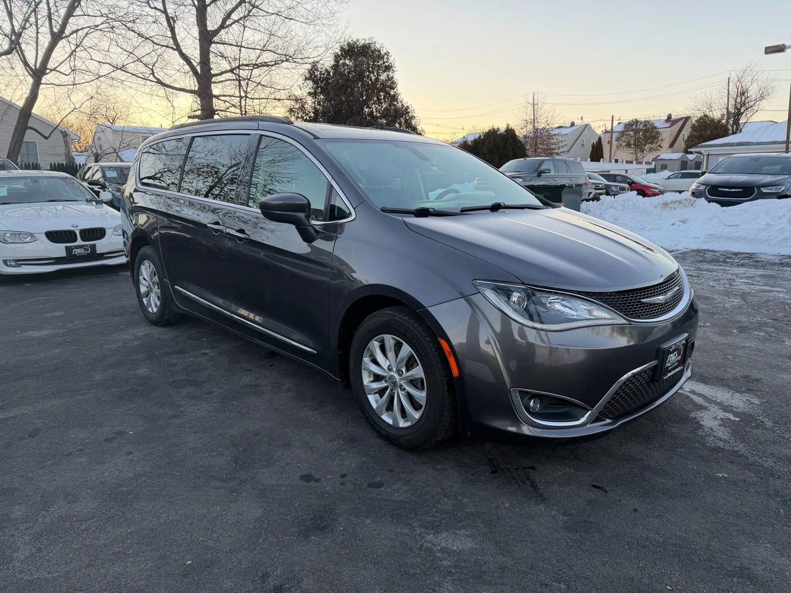 Used 2017 Chrysler Pacifica Touring-L image 10