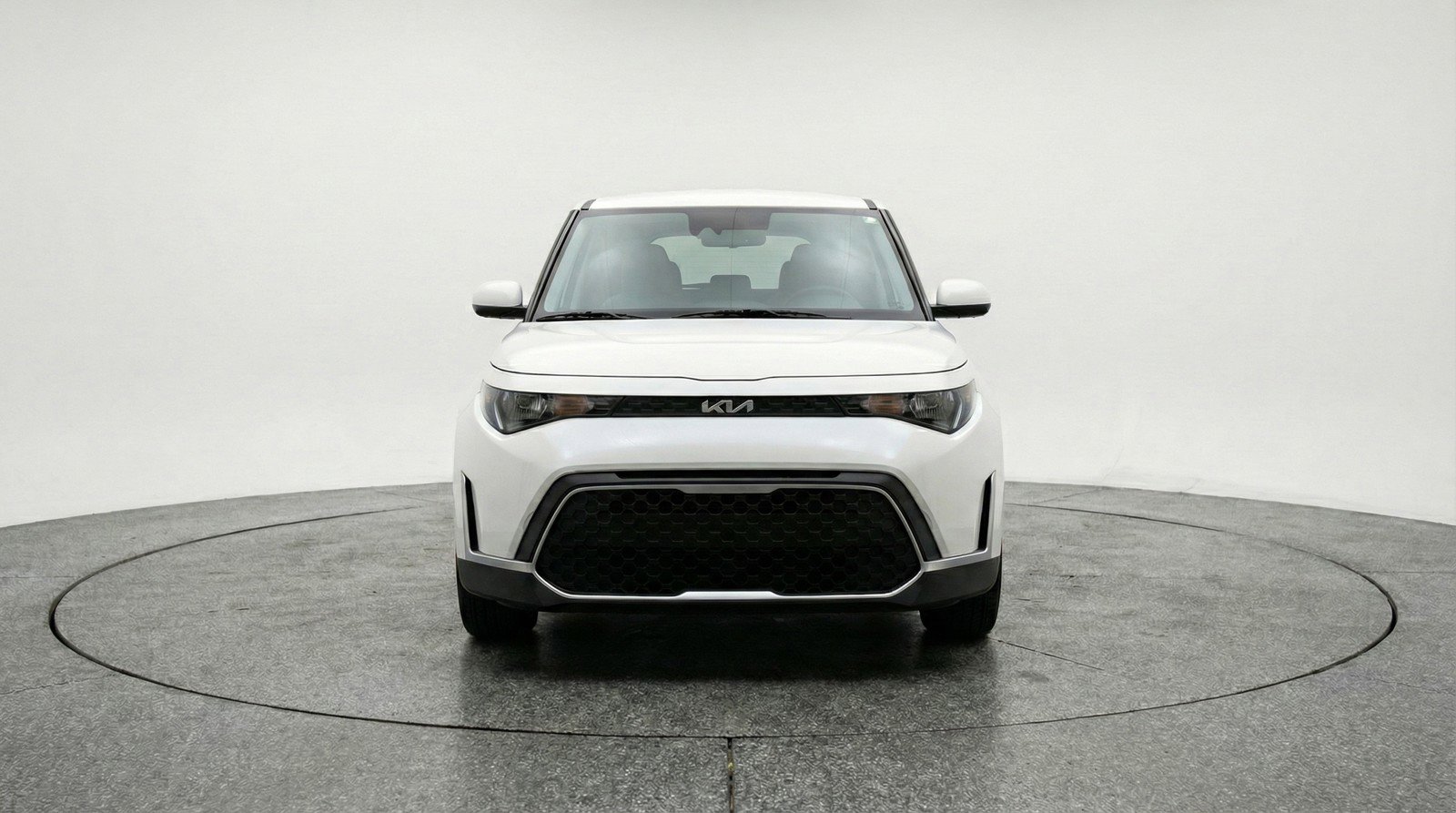 Used 2025 Kia Soul LX w/ LX Technology Package FWD image 2