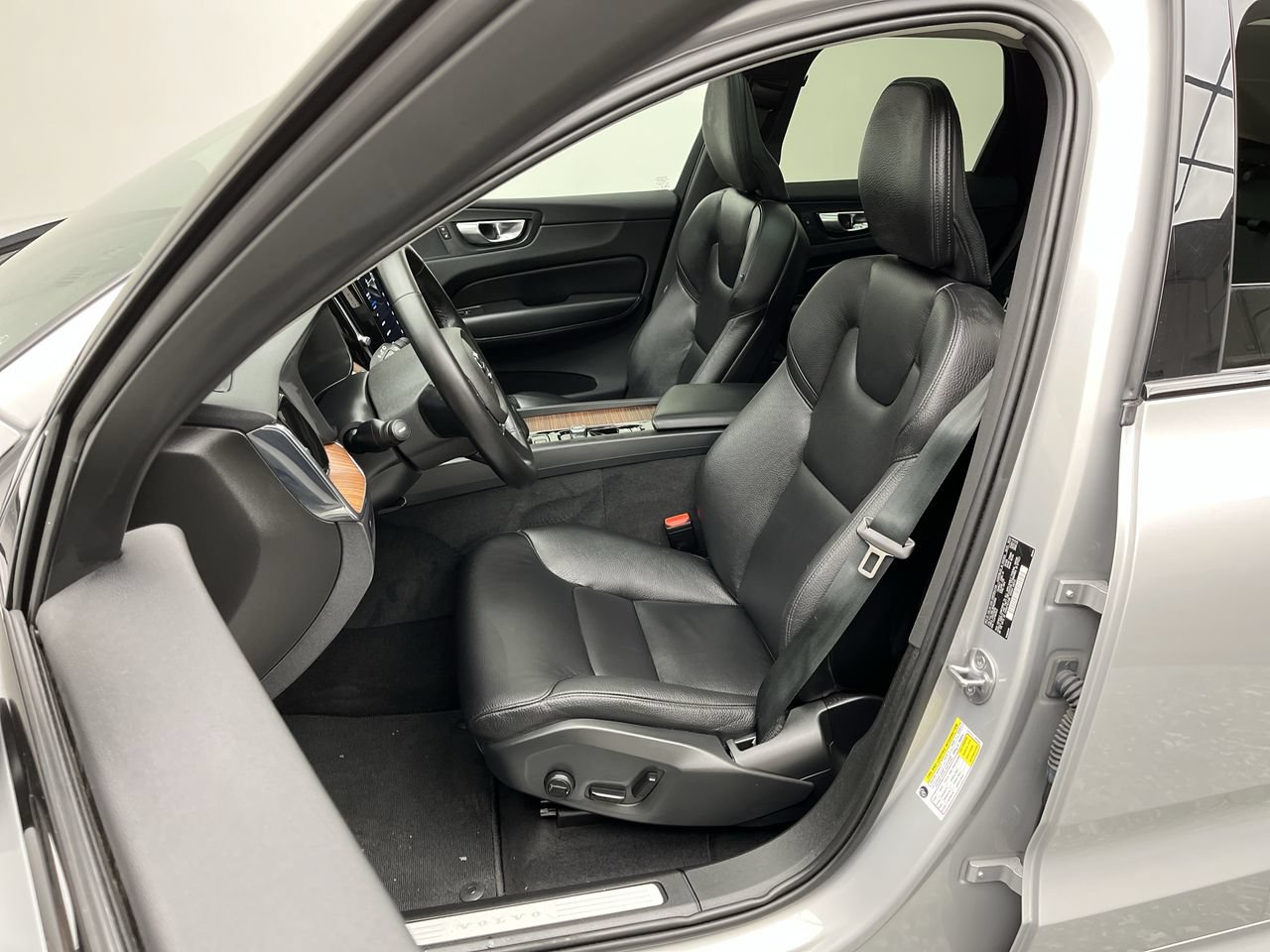 Used 2024 Volvo XC60 B5 Plus AWD/4WD image 9