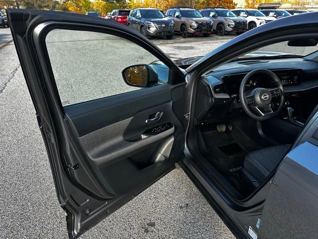 Used 2025 Nissan Kicks SV FWD image 18