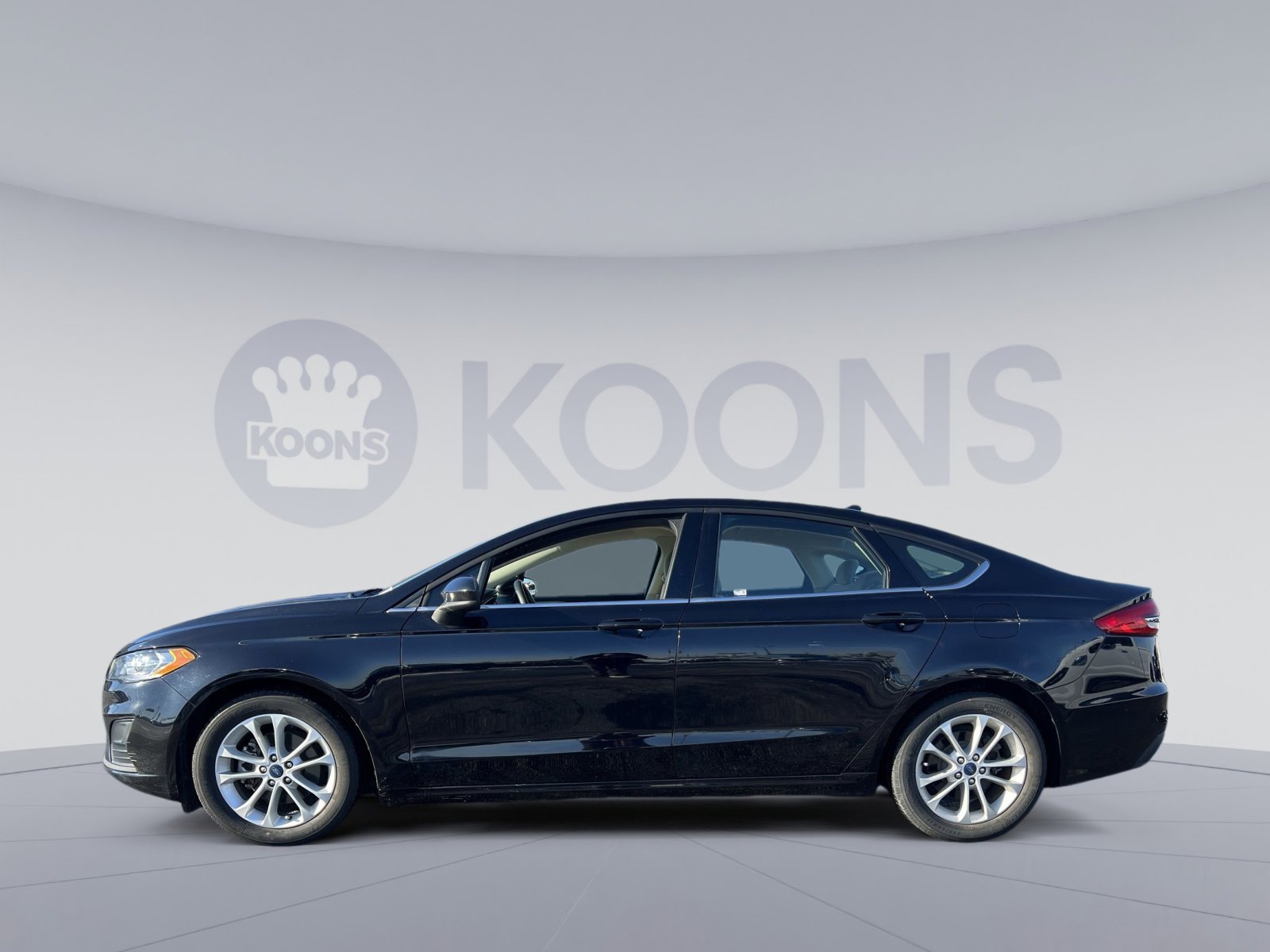 Used 2020 Ford Fusion SE image 2